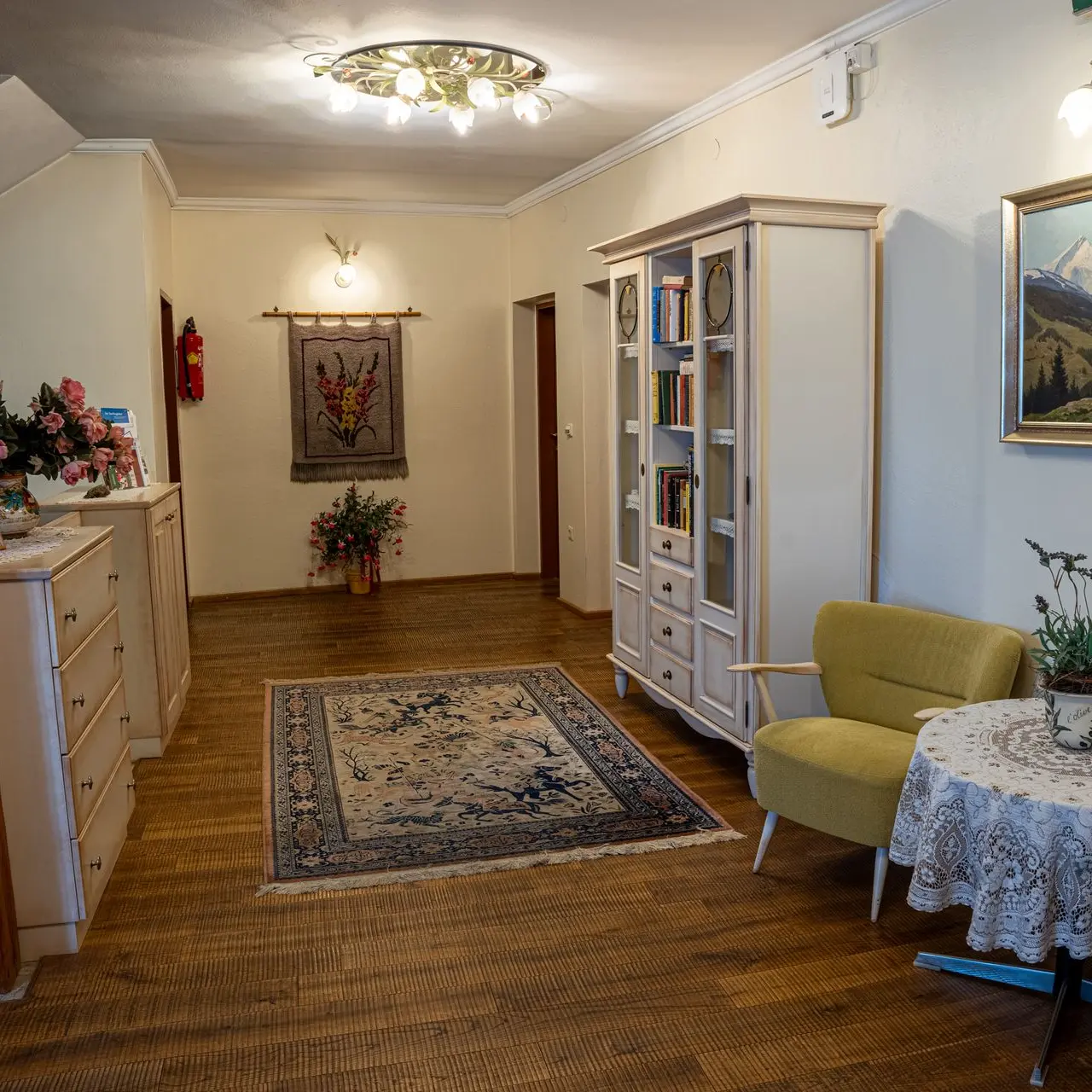 stilvoll gestaltetes Zimmer